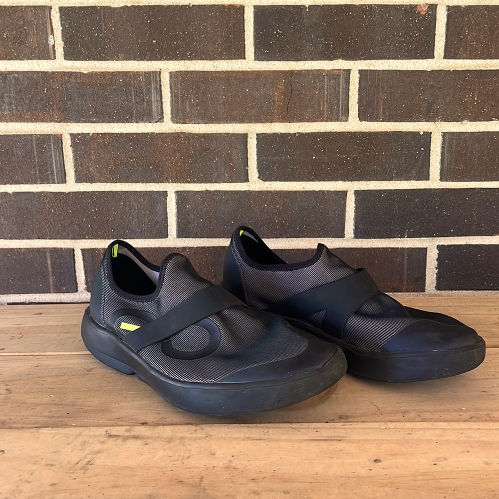 Oofos Men’s OOMG Fibre Low Shoe - Black/Gray - Like New (size 8)